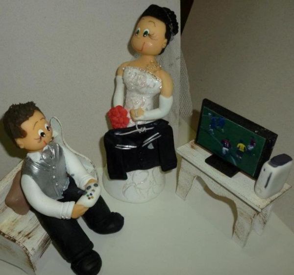 Topo de bolo casamento noivinhos jogando video game biscuit